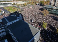 Σερβία: Μαζική Συγκέντρωση Μνήμης στο Νόβι Σαντ – Χιλιάδες Τιμούν 16 Θύματα Τραγωδίας Σταθμού Σερβία: Μαζική Συγκέντρωση Μνήμης στο Νόβι Σαντ – Χιλιάδες Τιμούν 16 Θύματα Τραγωδίας Σταθμού