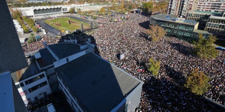 Σερβία: Μαζική Συγκέντρωση Μνήμης στο Νόβι Σαντ – Χιλιάδες Τιμούν 16 Θύματα Τραγωδίας Σταθμού