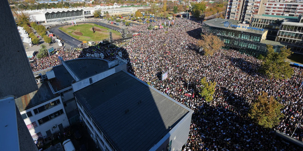 Σερβία: Μαζική Συγκέντρωση Μνήμης στο Νόβι Σαντ – Χιλιάδες Τιμούν 16 Θύματα Τραγωδίας Σταθμού