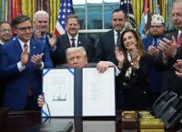 Ο Τραμπ υπέγραψε το νομοσχέδιο για το τέλος του κυβερνητικού shutdown – Τι περιλαμβάνει