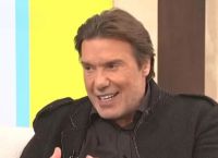 Στράτος Τζώρτζογλου: Όλο το θέατρο είναι ένα μεγάλο κρεβάτι, οι ισορροπίες είναι ευαίσθητες