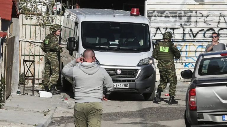 Συναγερμός στη Νίκαια: Χειροβομβίδα στην αυλή σωφρονιστικού υπαλλήλου – Έκαψαν το αυτοκίνητό του