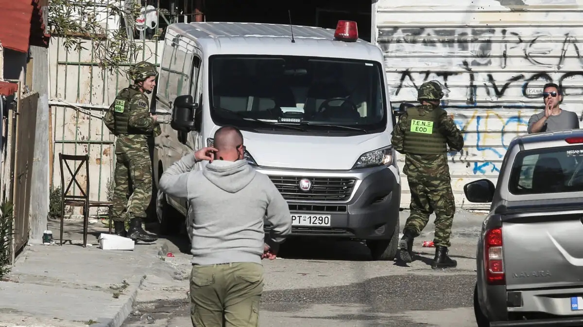 Συναγερμός στη Νίκαια: Χειροβομβίδα στην αυλή σωφρονιστικού υπαλλήλου – Έκαψαν το αυτοκίνητό του