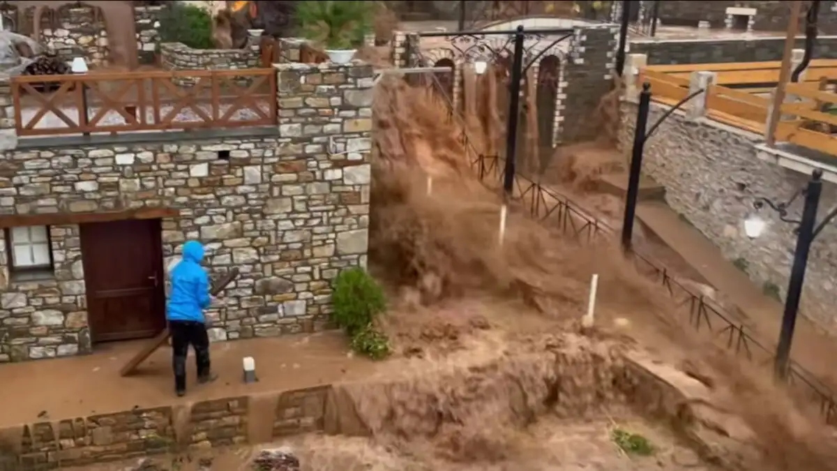 Η κακοκαιρία Adel σάρωσε τη Θάσο: Ποτάμια λάσπης οι δρόμοι, παρασύρθηκαν αυτοκίνητα