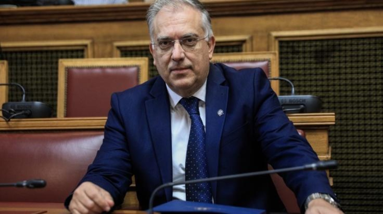 Το Υπουργείο Ανάπτυξης «καρφώνει» τον Δούκα: «Ας καταλάβει ότι είναι δήμαρχος και όχι δελφίνος»