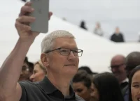 Apple: Η εποχή Τιμ Κουκ φτάνει στο τέλος της – Ποιος θα πάρει τα ηνία μετά από 14 χρόνια θριάμβων;