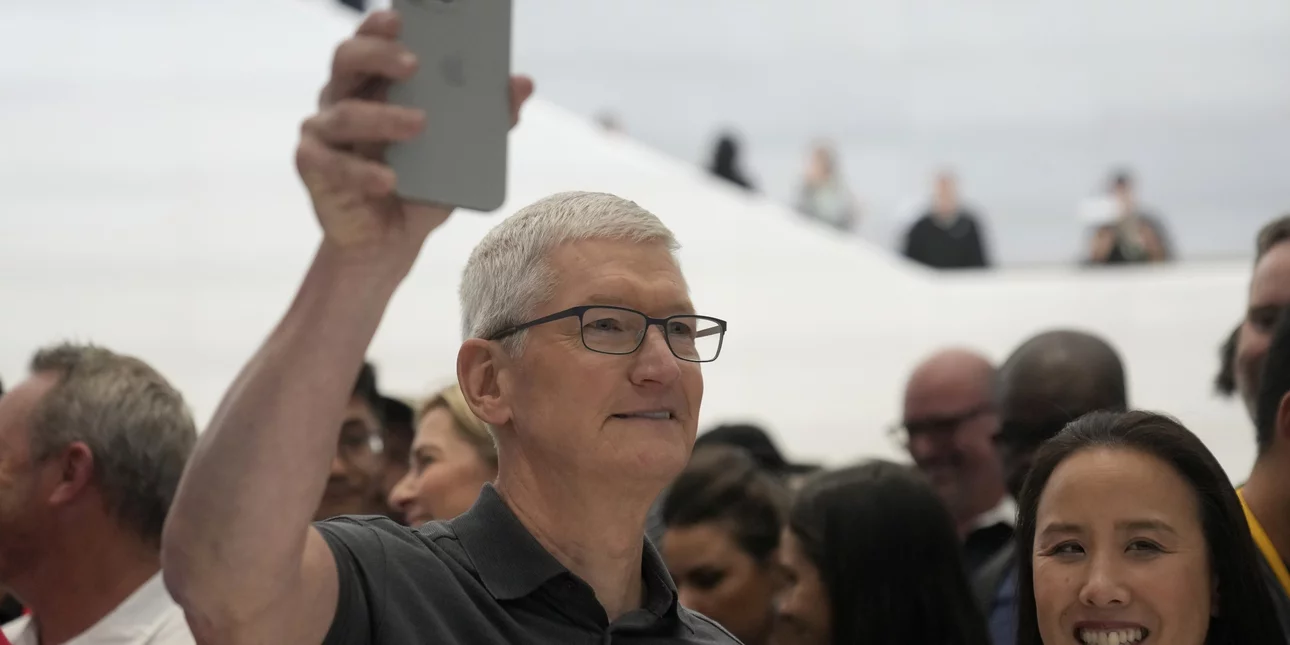 Apple: Η εποχή Τιμ Κουκ φτάνει στο τέλος της – Ποιος θα πάρει τα ηνία μετά από 14 χρόνια θριάμβων;