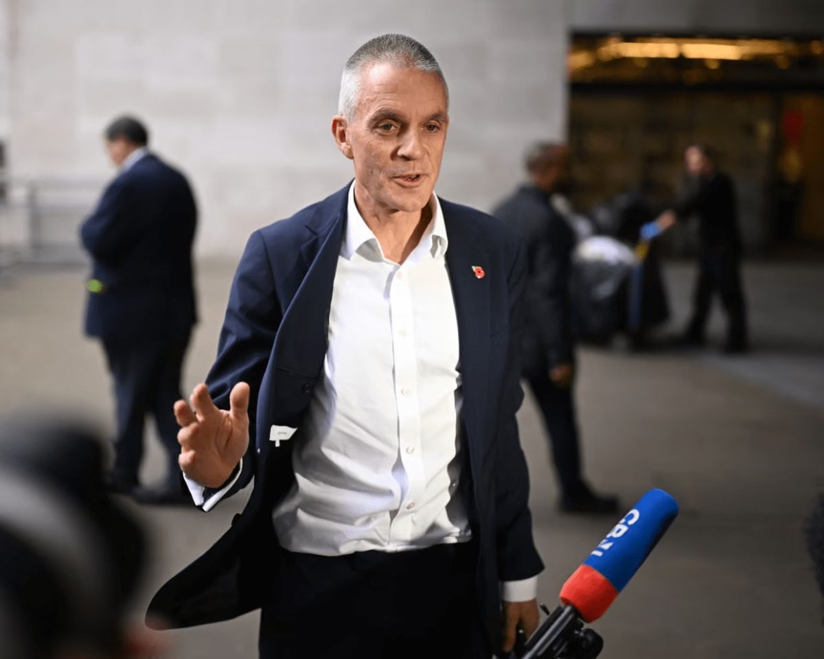 «Η ελευθερία του Τύπου δέχεται πίεση»: Ο Ντέιβι προειδοποιεί ενώ ο Τραμπ απειλεί το BBC με αγωγή 1 δισ.