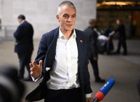 «Η ελευθερία του Τύπου δέχεται πίεση»: Ο Ντέιβι προειδοποιεί ενώ ο Τραμπ απειλεί το BBC με αγωγή 1 δισ.