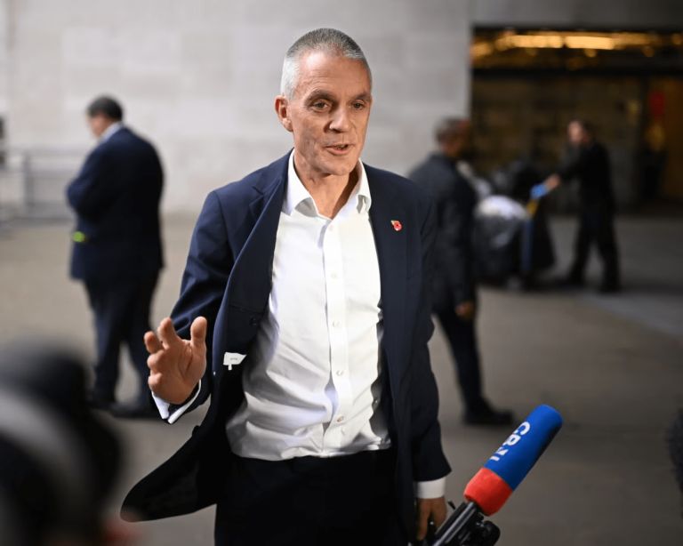 «Η ελευθερία του Τύπου δέχεται πίεση»: Ο Ντέιβι προειδοποιεί ενώ ο Τραμπ απειλεί το BBC με αγωγή 1 δισ.