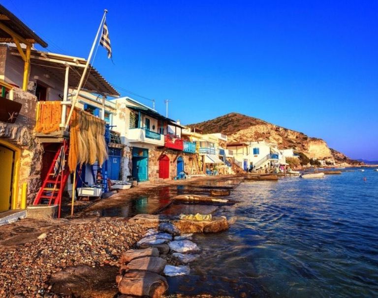 Τουρισμός 2025: Ρεκόρ αφίξεων και εσόδων, αλλά υποδομές «στα όριά τους» και κίνδυνος κόπωσης