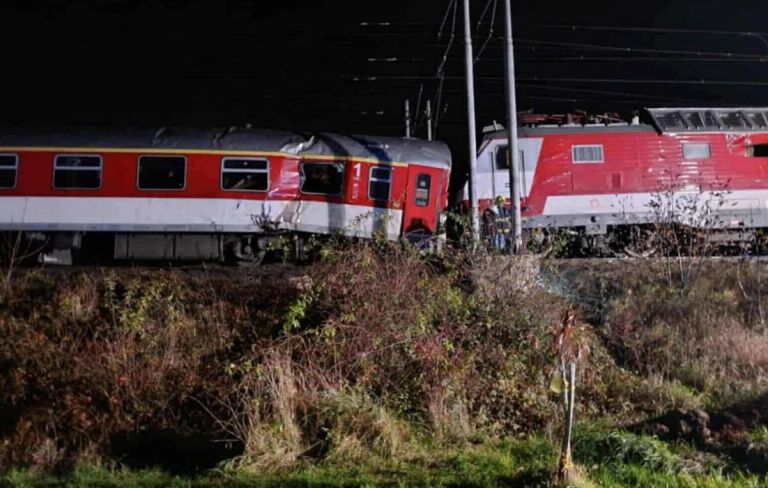 Δύο επιβατικά τρένα συγκρούστηκαν στην Σλοβακία – Αναφορές για πολλούς τραυματίες
