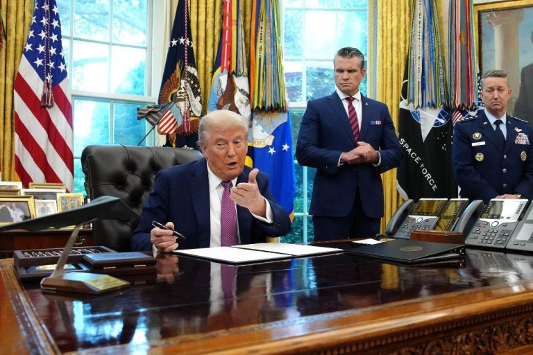 Ο Τραμπ σε Στρατιωτικό Συναγερμό: Βενεζουέλα, Ναρκωτικά και Πολεμικό Σχέδιο στο Γραφείο του!