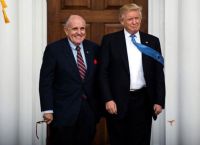 77 χάρες από τον Τραμπ σε Τζουλιάνι και υποστηρικτές των εκλογών του 2020