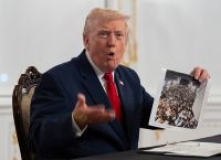 ΗΠΑ: Ο Τραμπ λέει ότι μια από τους εθνοφύλακες που πυροβολήθηκαν την Τετάρτη πέθανε