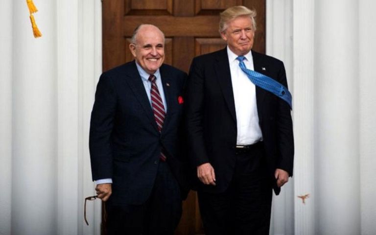 77 χάρες από τον Τραμπ σε Τζουλιάνι και υποστηρικτές των εκλογών του 2020