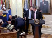 Οβάλ Γραφείο: Κατέρρευσε σε live μετάδοση στέλεχος της Novo Nordisk δίπλα στον Τραμπ–Διακόπηκε η εκδήλωση