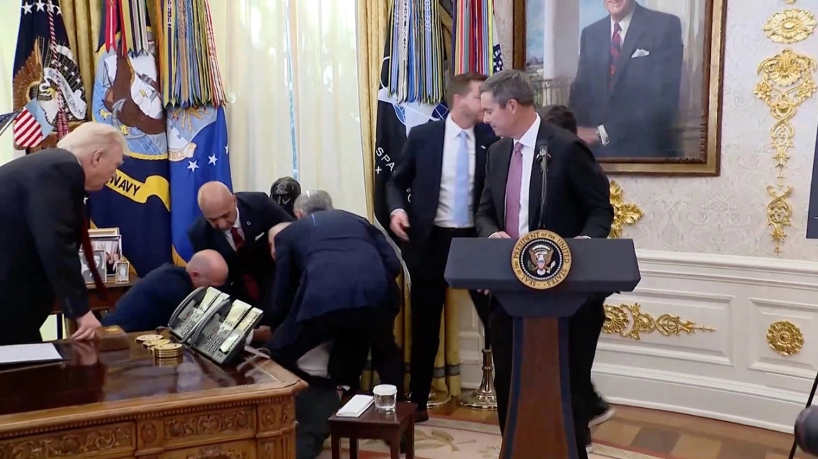 Οβάλ Γραφείο: Κατέρρευσε σε live μετάδοση στέλεχος της Novo Nordisk δίπλα στον Τραμπ–Διακόπηκε η εκδήλωση