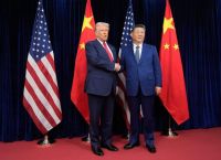 Ο «πόλεμος» ΗΠΑ–Κίνας μόλις ξεκίνησε: Σκιές υπερδυνάμεων πάνω από τον Πειραιά