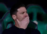 ΤΣΑΜΠΙ ΑΛΟΝΣΟ στο χείλος της αβύσσου: «Ήττα στο Καραϊσκάκης = ΑΠΟΛΥΣΗ!»