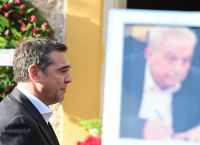 Λύγισε στην κηδεία του Φλαμπουράρη ο Τσίπρας–«Σήμερα είμαστε όλοι εδώ.Όσοι σε αγαπήσαμε και σε πληγώσαμε»