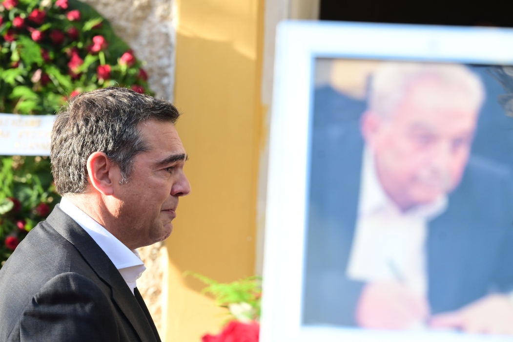 Λύγισε στην κηδεία του Φλαμπουράρη ο Τσίπρας–«Σήμερα είμαστε όλοι εδώ.Όσοι σε αγαπήσαμε και σε πληγώσαμε»
