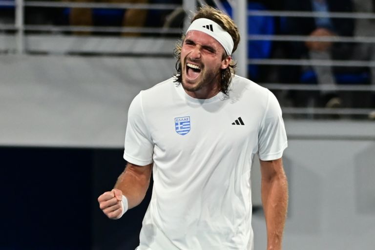 Σε μπελάδες ο Τσιτσιπάς: Υποχρεώνεται να παραδώσει το δίπλωμα – Η Τροχαία δεν πίστεψε τον… «άλλο οδηγό»