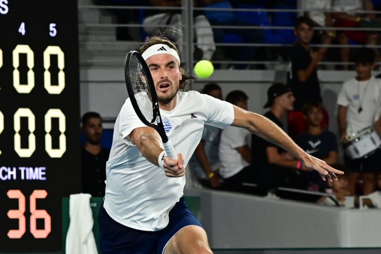 Δεν ήταν στο τιμόνι ο Τσιτσιπάς όταν κόπηκε η κλήση για υπερβολική ταχύτητα, λέει ο δικηγόρος του