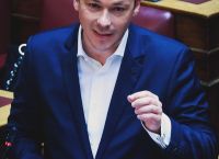 Μίλτος Ζαμπάρας στο pagenews.gr-Μια Δημοκρατία σε Καμπή: Σκάνδαλα, θεσμική διάβρωση και η Ελλάδα που ασφυκτιά