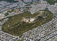 Airbnb: Βάζει λεφτά στον Λυκαβηττό – Χρηματοδοτεί τον Δήμο Αθηναίων για την ανάπλαση του εμβληματικού λόφου