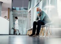 Βρετανία: Υπουργός Υγείας Εκλιπαρεί Γιατρούς να Αναβάλουν Απεργία – «Επικίνδυνη Περιφρόνηση Ασθενών»