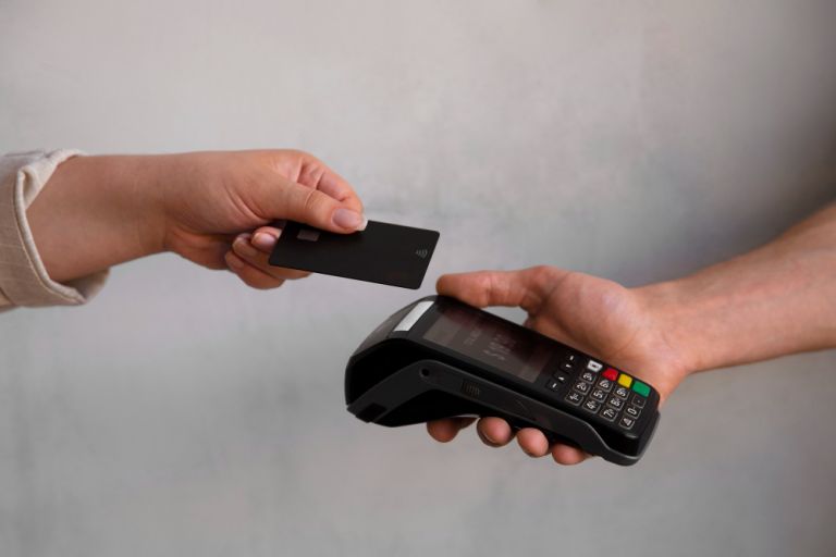 IRIS: Νέα εποχή από σήμερα στις ηλεκτρονικές συναλλαγές