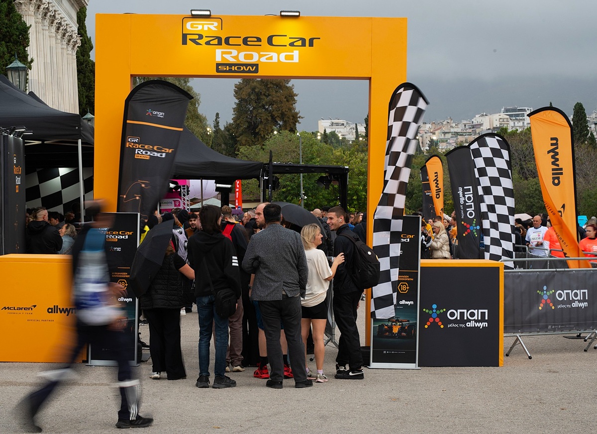 Το πρωτόγνωρο για τα ελληνικά δεδομένα roadshow με το showcar της McLaren F1 Team