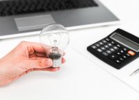 Μικρές μειώσεις στα «πράσινα» τιμολόγια, στροφή ρεκόρ στα «μπλε»