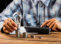 Ρεύμα τον Δεκέμβριο: Πόσο θα πληρώσουμε ανά kWh και γιατί καλπάζουν τα μπλε τιμολόγια