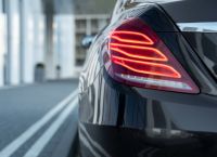 Mercedes «ξεσηκώνει» τα robotaxis με S-Class – Κινέζικη τεχνολογία Level 4 στο Άμπου Ντάμπι