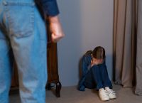 «Κόλαση μέσα στο σπίτι»: Γονείς στην Κρήτη κατηγορούνται ότι βασάνιζαν τα 8 παιδιά τους