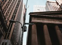 Βουτιά σε S&P, Nasdaq και Dow – Οι επενδυτές εγκαταλείπουν μαζικά τις μετοχές της τεχνητής νοημοσύνης