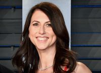 MacKenzie Scott: Η γυναίκα που μετέτρεψε τον αμύθητο πλούτο σε καθημερινή πράξη φροντίδας