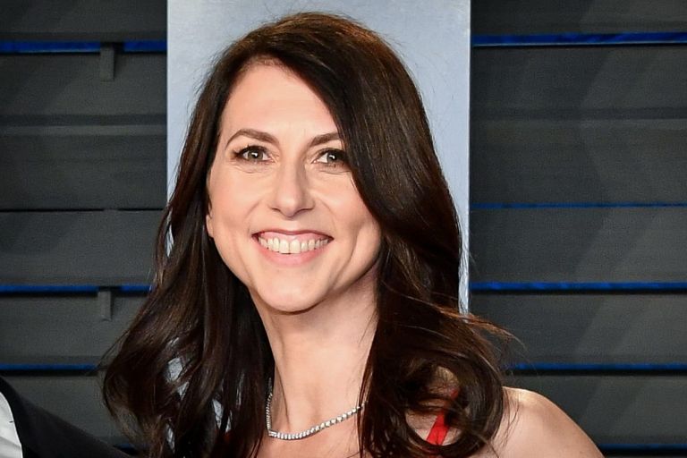 MacKenzie Scott: Η γυναίκα που μετέτρεψε τον αμύθητο πλούτο σε καθημερινή πράξη φροντίδας