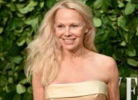 Pamela Anderson: «Ναι, κοιμήθηκα με τον Liam Neeson και συστηνόμουν ως “η μέλλουσα κυρία Neeson”!»