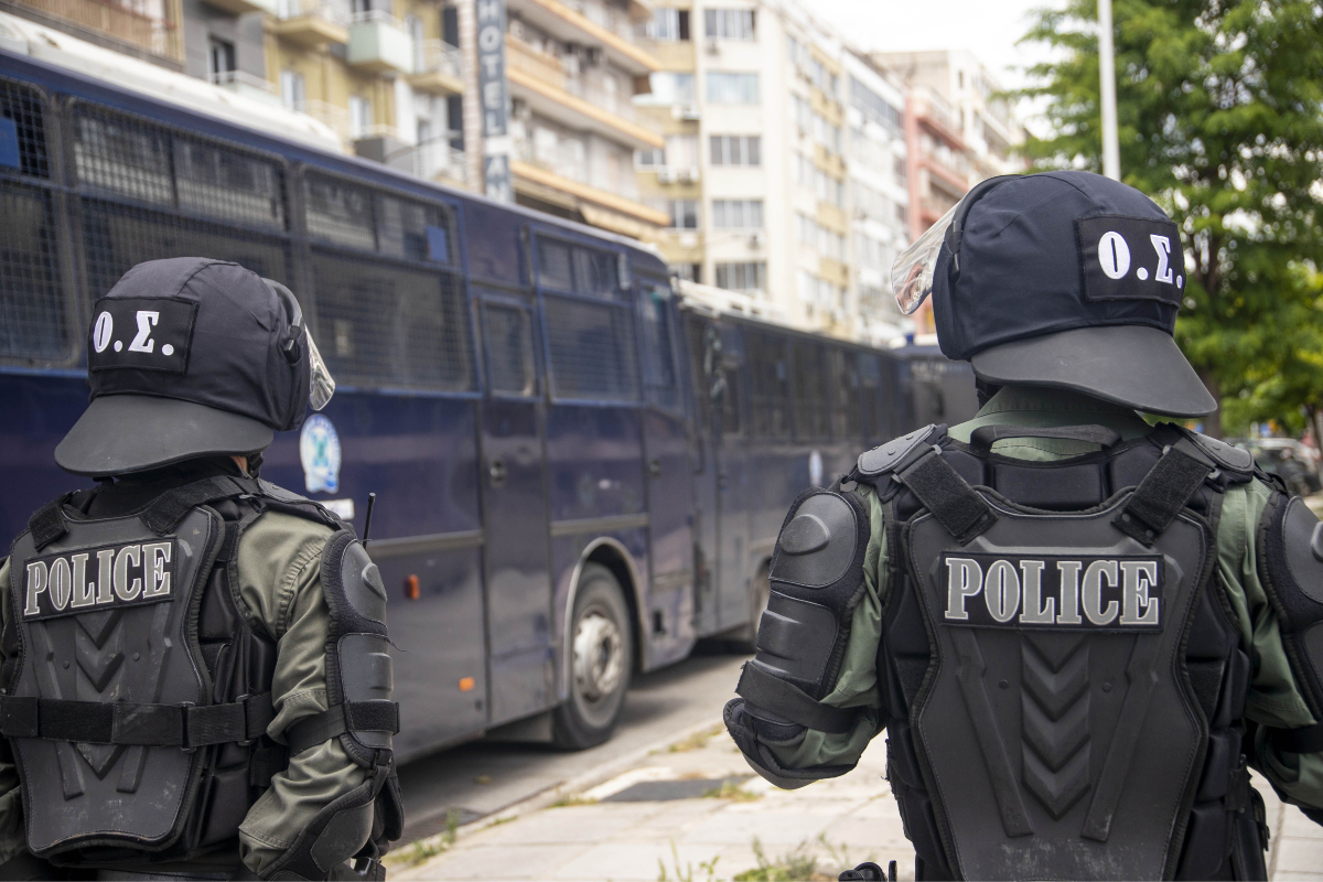 Ο πλανήτης – όμηρος 380 εγκληματικών στρατών: Οι «αόρατοι» πόλεμοι που καταπίνουν χώρες και κοινωνίες