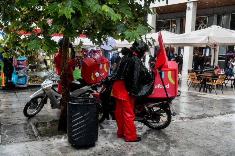 «70% μπόνους για να πνιγείτε»: Η κατακραυγή που ανάγκασε την efood να πατήσει φρένο