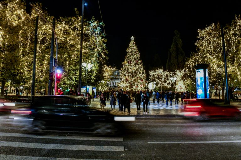 Εορταστικό ωράριο 2025: Ανοιχτά τα καταστήματα σήμερα Κυριακή 14/12 – Πλήρης λίστα μέχρι Πρωτοχρονιά!