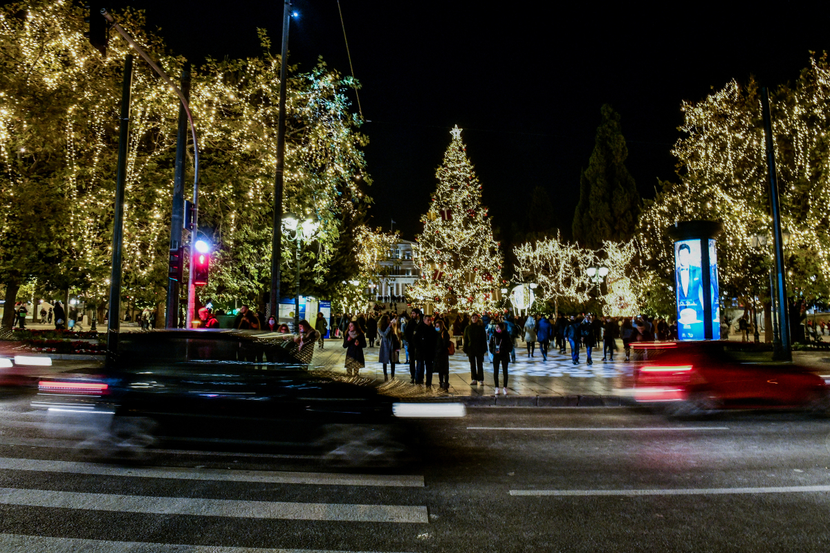Εορταστικό ωράριο 2025: Ανοιχτά τα καταστήματα σήμερα Κυριακή 14/12 – Πλήρης λίστα μέχρι Πρωτοχρονιά!