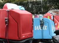 Κερδίζει έδαφος το delivery, «μάχη» για γεμάτα τραπέζια: Η εστίαση ποντάρει στις γιορτές για να σώσει το 2025