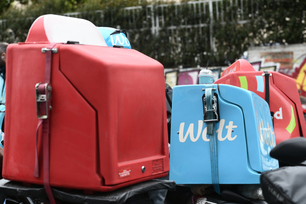 Κερδίζει έδαφος το delivery, «μάχη» για γεμάτα τραπέζια: Η εστίαση ποντάρει στις γιορτές για να σώσει το 2025