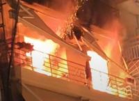 Εγκλωβισμένο ζευγάρι ηλικιωμένων σε φλεγόμενο διαμέρισμα στη Θεσσαλονίκη [vid]
