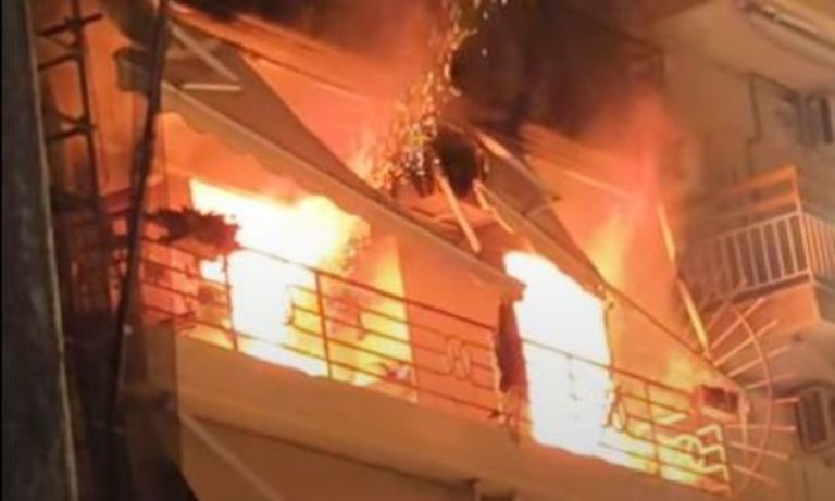 Εγκλωβισμένο ζευγάρι ηλικιωμένων σε φλεγόμενο διαμέρισμα στη Θεσσαλονίκη [vid]