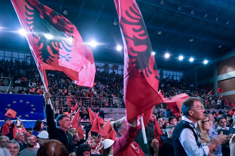 Σκόπια: Πάνω από 20.000 Αλβανοί σε συγκέντρωση υπέρ των πρώην ηγετών του UÇK